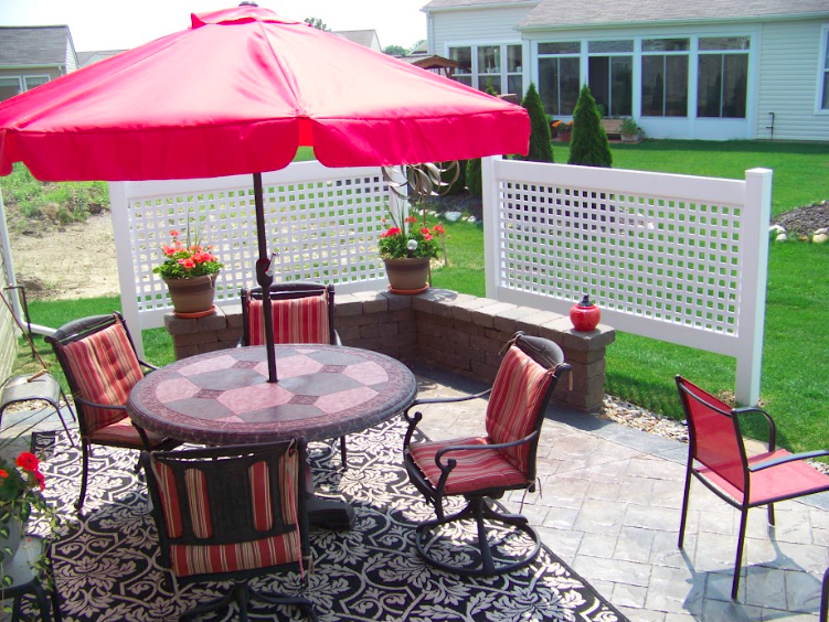 square vinyl lattice_backyard-privacy_acurio-lattice