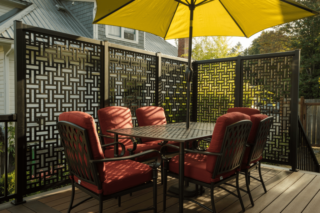 crosshatch_vinyl-lattice_privacy_screen_Acurio