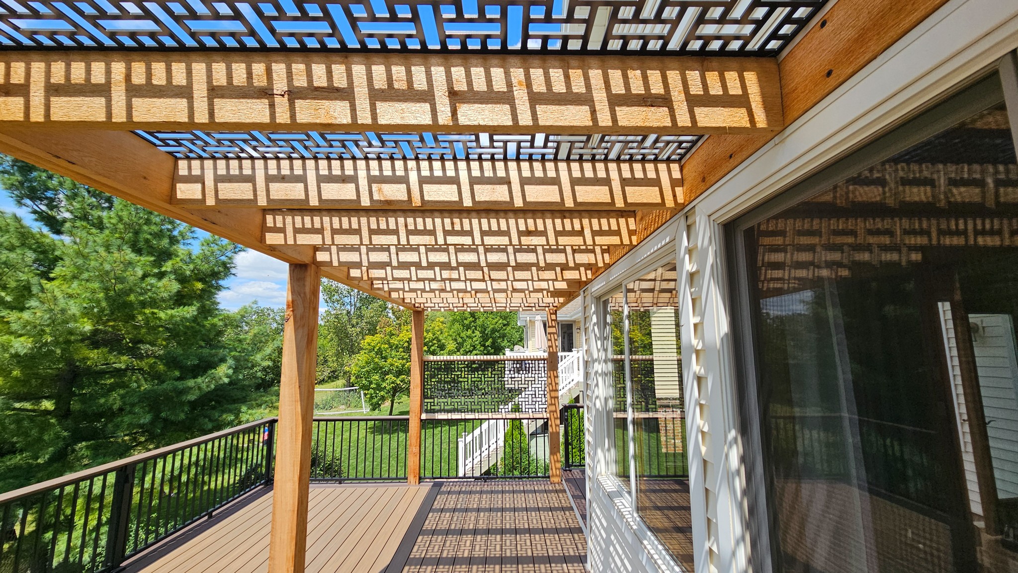 outdoor-deck-vinyl-lattice-fall-weather
